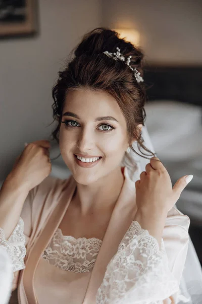 Zarter Morgen Des Hochzeitstages Modefoto Der Schönen Braut Mit Dunklen — Stockfoto