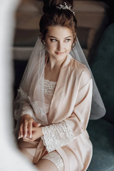 Ömsint Morgon Bröllopsdagen Mode Foto Vacker Brud Med Mörkt Hår — Stockfoto