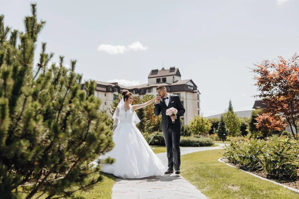 Mutlu Karı Koca Düğün Günü Güzel Doğa Fotoğraf Çekilirken Yürü — Stok fotoğraf