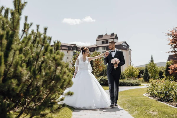 Lycklig Man Och Hustru Bröllopsdag Vacker Natur Fotosessionen Ler Mot — Stockfoto