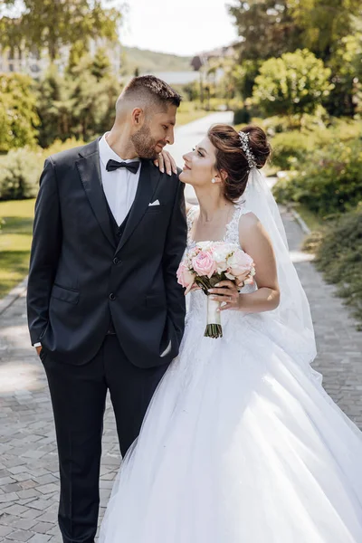 Glückliches Brautpaar Nach Der Trauung Stilvoller Bräutigam Erwachsener Bräutigam Sehen — Stockfoto