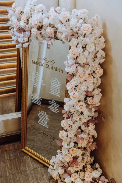 婚礼布置 婚礼Dekor 农村地区的婚礼拱门装饰着鲜花和绿叶 用鲜花装饰的结婚幼苗 — 图库照片