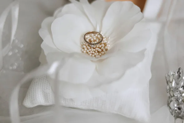婚戒背景 金婚戒指在松软垫上 新娘的结婚戒指戴在婚纱的白色枕头上 — 图库照片