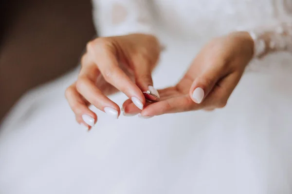다이아몬드 약혼반지가 브라이드 얹는다 결혼식 준비중 신부의 손가락에 반지를 — 스톡 사진