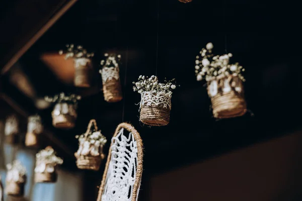 Mini Vazo Tavandan Sarkan Çiçek Buketleri Şeklinde Orijinal Düğün Çiçekleri — Stok fotoğraf