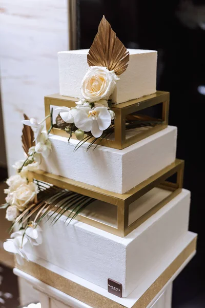 糖果吧 漂亮的白色婚礼蛋糕 白色的结婚蛋糕和鲜花 金黄色结婚蛋糕 — 图库照片