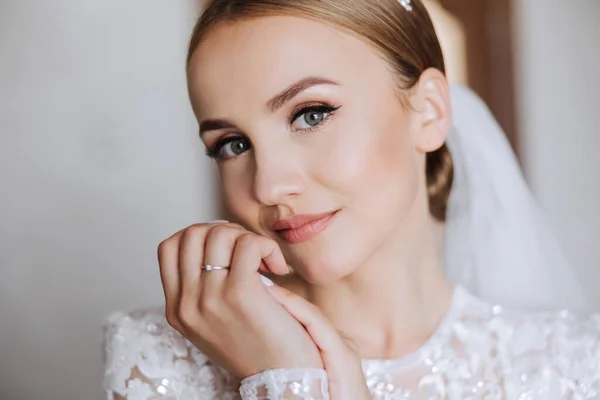 Vacker Brud Med Modern Bröllopsfrisyr Bröllop Naken Makeup Närbild Porträtt — Stockfoto