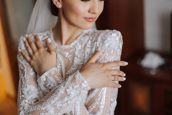 Красивая Невеста Модной Свадебной Прической Свадебный Макияж Обнаженной Закройте Портрет — стоковое фото