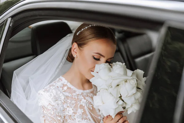 Braut Duftenden Strauß Porträt Einer Schönen Braut Mit Einem Brautstrauß — Stockfoto