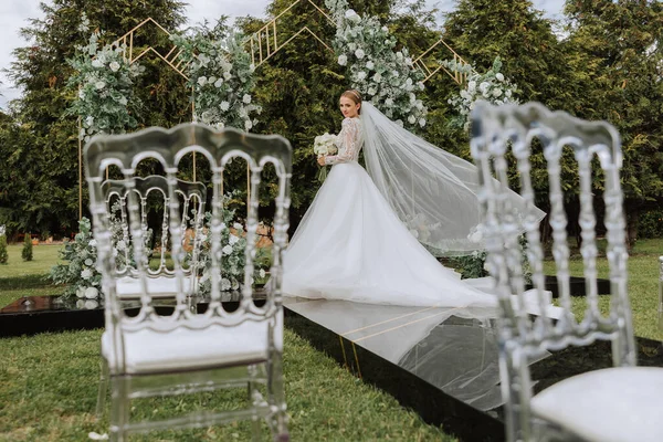 Úžasná Svatební Nevěsta Blízko Svatebního Oblouku Krásná Nevěsta Bílých Dlouhých — Stock fotografie