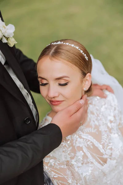 Małżeństwo Panna Młoda Pan Młody Piękna Para Parku Szczęśliwy Ślub — Zdjęcie stockowe
