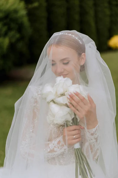 Счастливая Красивая Невеста Вуалью Крупным Планом Красивая Невеста Показывает Макияж — стоковое фото
