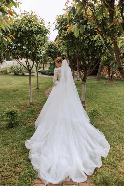 Bela Noiva Com Flores Casamento Buquê Mulher Atraente Vestido Noiva — Fotografia de Stock
