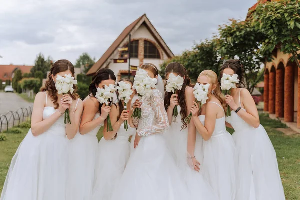 新娘和伴娘合影 新娘穿婚纱 伴娘穿白色婚纱 色彩斑斓的婚礼 婚姻概念 — 图库照片