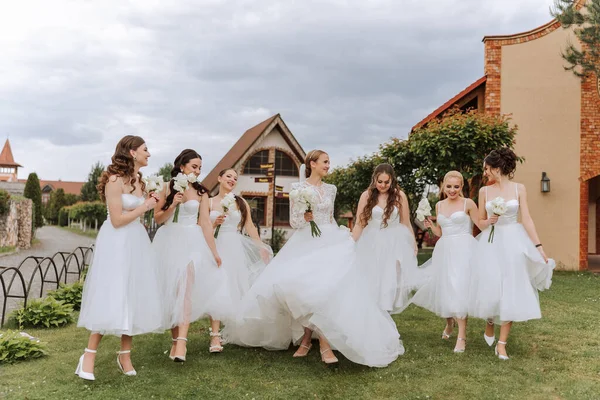 Groepsportret Van Bruid Bruidsmeisjes Bruiloft Bruid Trouwjurk Bruidsmeisjes Witte Jurken — Stockfoto
