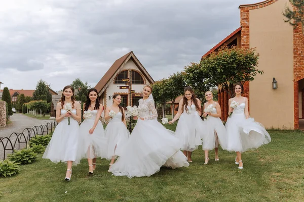 신부와 들러리들의 결혼식 드레스를 신부와 결혼식 드레스를 결혼식은 흰색이다 — 스톡 사진