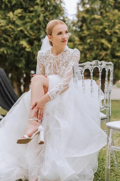 Удивительная Невеста Возле Свадебной Арки Красивая Невеста Белом Длинном Платье — стоковое фото