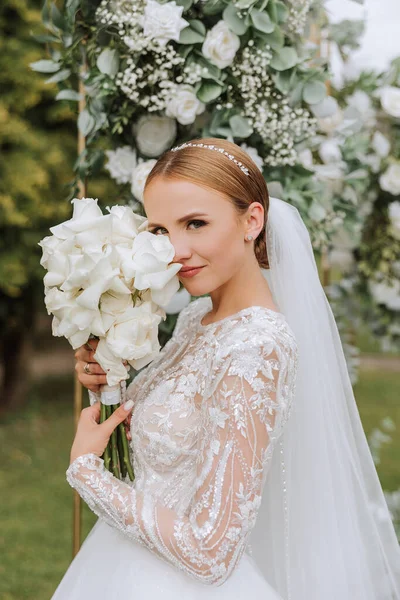 Úžasná Svatební Nevěsta Blízko Svatebního Oblouku Krásná Nevěsta Bílých Dlouhých — Stock fotografie