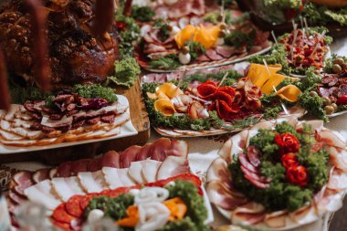 Düğünde atıştırmalıklar, peynir, sosis, sebze, et ürünleri, Ukrayna düğününde Kazak masası..