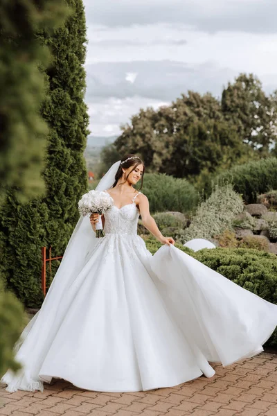 Bela Noiva Com Flores Casamento Buquê Mulher Atraente Vestido Noiva — Fotografia de Stock