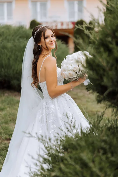 Vackra Brud Med Bröllop Blommor Bukett Attraktiv Kvinna Bröllopsklänning Lycklig — Stockfoto