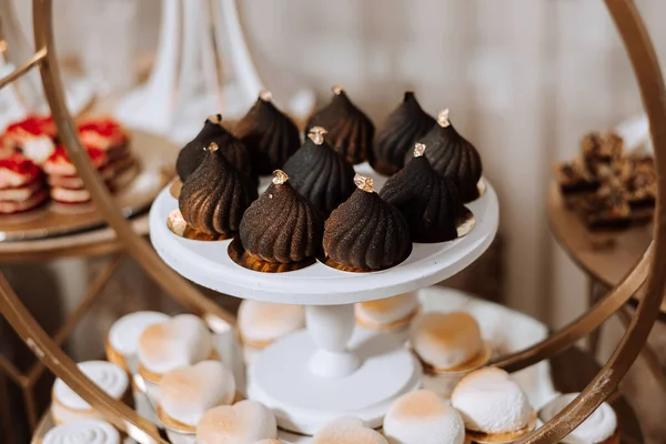 Çikolata Şekerli Masa Şeker Tatlı Kekler Böğürtlenler Çikolatada Lezzetli Mini — Stok fotoğraf