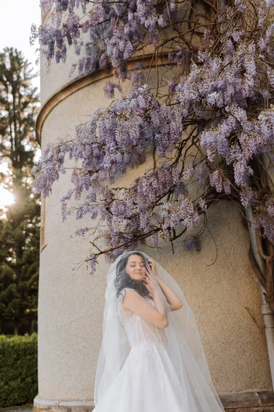 아름다운 근처의 아래흰 드레스를 곱슬곱슬 머리를 공원에 아름다운 — 스톡 사진