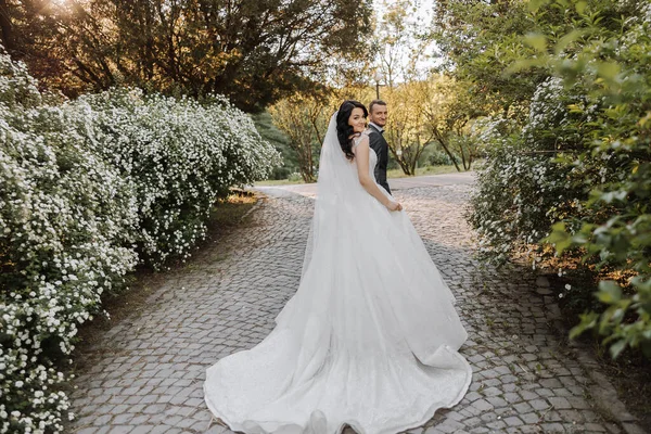Счастливая Молодая Пара Невеста Длинными Вьющимися Волосами Белом Платье Длинным — стоковое фото