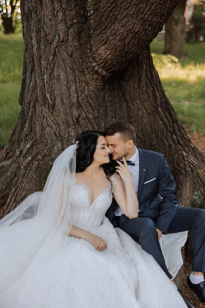 Casal Jovem Feliz Noiva Com Cabelos Longos Encaracolados Vestido Branco — Fotografia de Stock