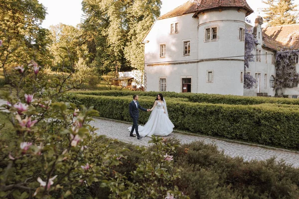 Glückliches Junges Paar Braut Mit Langen Lockigen Haaren Weißem Kleid — Stockfoto