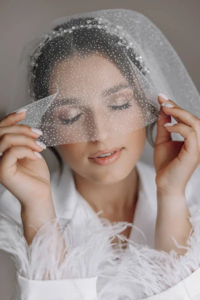 Manhã Noiva Antes Casamento Mulher Bonita Com Véu Longo Manto — Fotografia de Stock