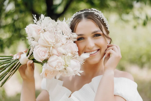 Bela Noiva Com Flores Suas Mãos Maquiagem Nua Casamento Retrato — Fotografia de Stock