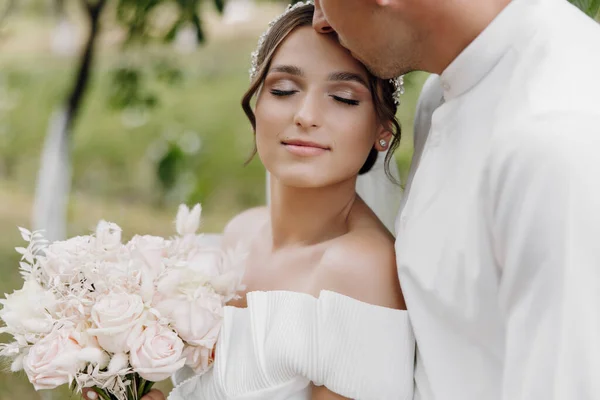 Gyönyörű Házaspár Vőlegény Homlokon Csókolja Menyasszonyt Boldog Esküvői Fotózás Menyasszony — Stock Fotó