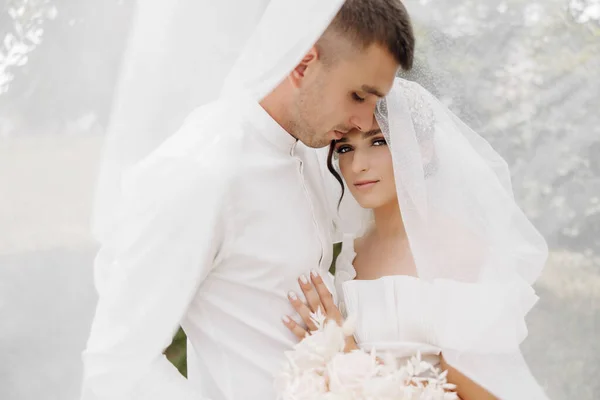 Bellissima Coppia Nuziale Sposo Bacia Sposa Sulla Fronte Fotografia Matrimonio — Foto Stock