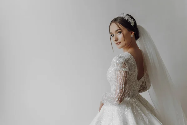 Красивая Невеста Модной Свадебной Прической Свадебный Макияж Крупный План Портрета — стоковое фото