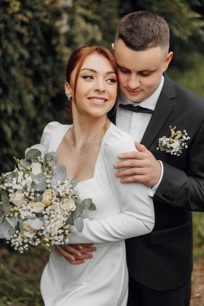 Прекрасная Свадебная Пара Жених Обнимает Невесту Сзади Плечи Счастливое Свадебное — стоковое фото