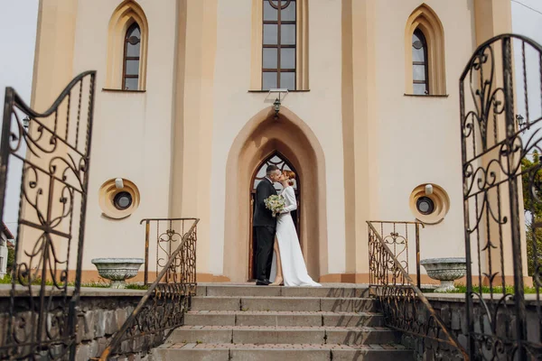 Bellissima Coppia Nuziale Sposo Abbraccia Sposa Dopo Cerimonia Nuziale Vicino — Foto Stock