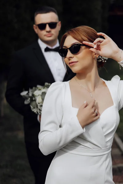Gyönyörű Házaspár Stílusos Menyasszony Fekete Szemüvegben Előtérben Boldog Esküvői Fotót — Stock Fotó