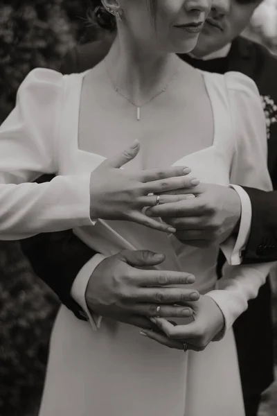 Novomanželé Prsteny Prstech Svatební Obřad Venku Manželé Vyměnili Snubní Prsteny — Stock fotografie