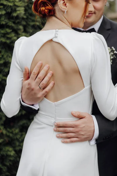 Прекрасная Свадебная Пара Жених Обнимает Невесту Сзади Плечи Счастливое Свадебное — стоковое фото