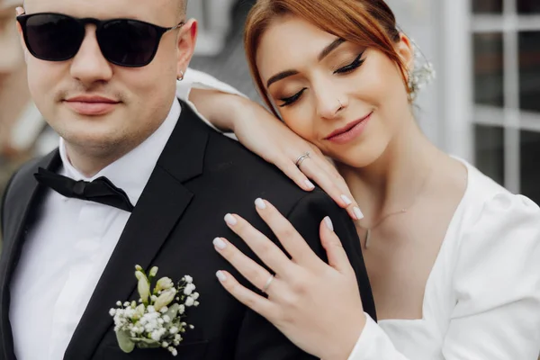 Gyönyörű Házaspár Stílusos Menyasszony Vőlegény Fekete Szemüvegben Boldog Esküvői Fotót — Stock Fotó