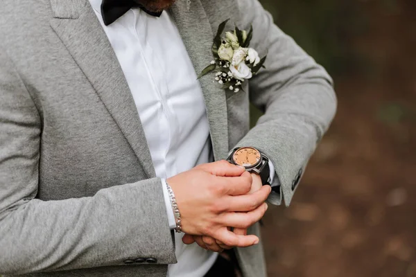 Noivo Elegante Ajustou Seu Relógio Relógio Luxo Caro Mão Casaco — Fotografia de Stock