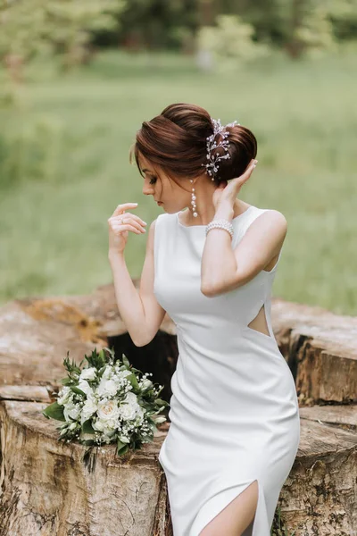 Die Braut Weißen Abendkleid Posiert Wald Neben Einem Geschnittenen Baum — Stockfoto