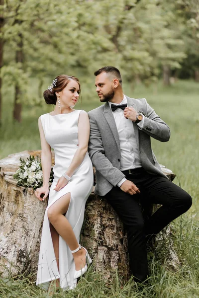 Noiva Vestido Noite Branco Juntamente Com Noivo Posa Floresta Perto — Fotografia de Stock