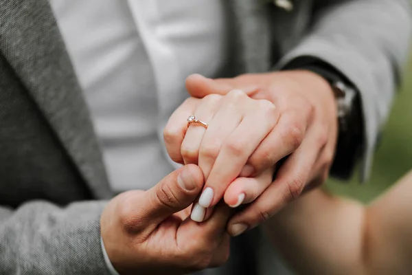 Close Tiro Uma Noiva Noivos Mãos Interligadas Mostrando Anel Diamante — Fotografia de Stock