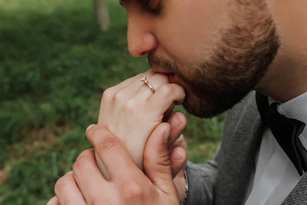 Γαμπρός Φιλάει Δάχτυλα Της Νύφης Κρατώντας Τρυφερά Χέρι Της Ένα — Φωτογραφία Αρχείου