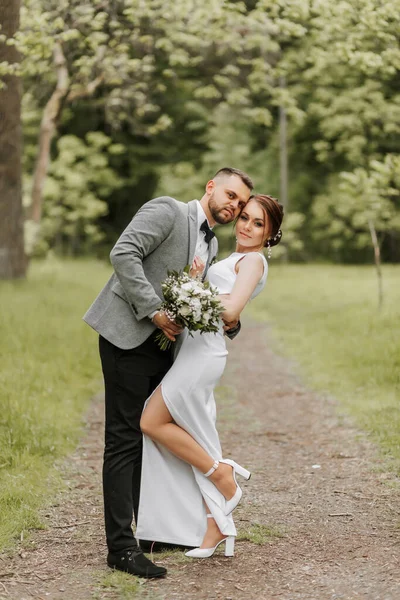 Sposa Abito Sera Bianco Posa Con Sposo Con Una Bella — Foto Stock