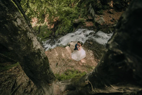 Весільна Пара Обіймається Біля Гірської Річки Наречена Наречена Природа Весільного — стокове фото
