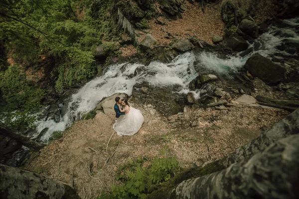 Düğün Çifti Dağ Nehrinin Yanında Kucaklaşıyor Damat Gelin Doğa Düğün — Stok fotoğraf