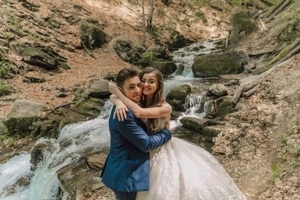 Casamento Casal Está Abraçando Perto Rio Montanha Noivo Noiva Fotocaça — Fotografia de Stock